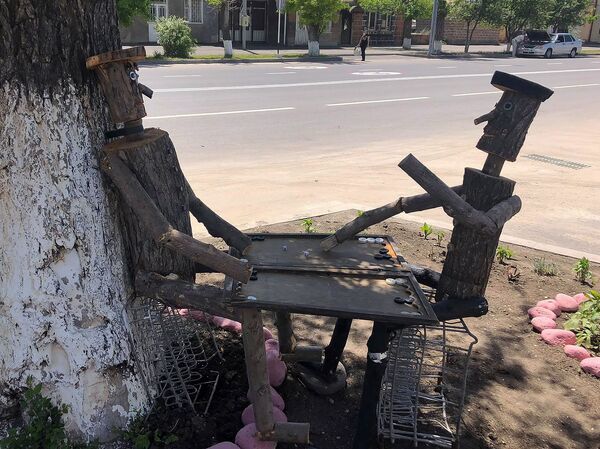 Почему деревянные скульптуры в Гюмри носят маски, или Живые куклы Анны Атоян Почему деревянные скульптуры в Гюмри носят маски, или Живые куклы Анны Атоян - Sputnik Армения