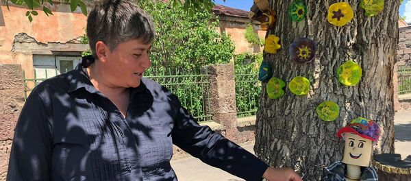 Анна Атоян у своих поделок на улице Тиграна Меца в Гюмри - Sputnik Արմենիա