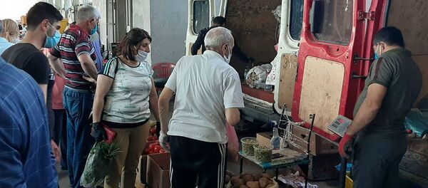 Несоблюдение социальной дистанции на рынке Малатия в юго-западном округе - Sputnik Армения