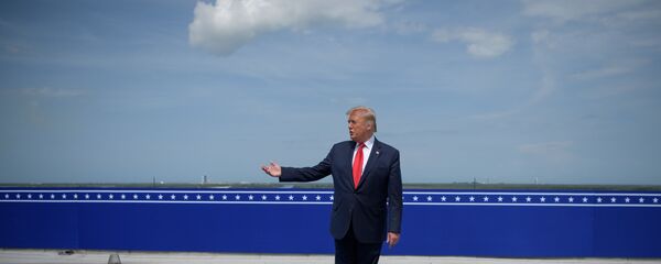 Президент США Дональд Трамп отвечает на вопросы журналистов после первого пилотируемого запуска корабля Crew Dragon, созданного компанией SpaceX Илона Маска - Sputnik Армения