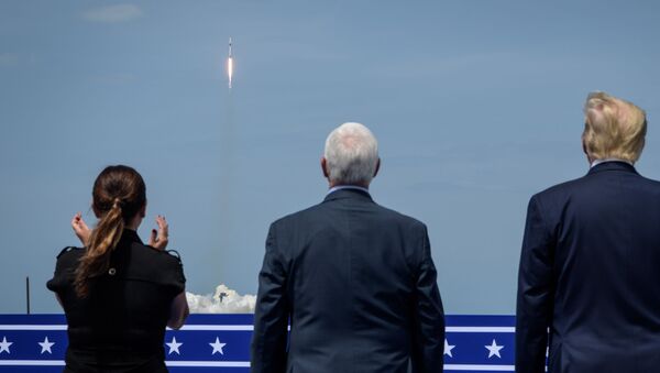 Президент США Дональд Трамп (справа), вице-президент США Майкл Пенс и супруга вице-президента США Карен Пенс следят за первым пилотируемым запуском корабля Crew Dragon, созданного компанией SpaceX Илона Маска - Sputnik Արմենիա
