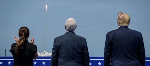 Президент США Дональд Трамп (справа), вице-президент США Майкл Пенс и супруга вице-президента США Карен Пенс следят за первым пилотируемым запуском корабля Crew Dragon, созданного компанией SpaceX Илона Маска - Sputnik Արմենիա