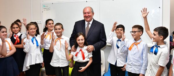 Президент Армен Саркисян поздравил по случаю Дня защиты прав детей (1 июня 2020). Еревaн - Sputnik Արմենիա