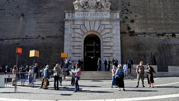 Люди в защитных масках стоят перед музеями Ватикана в преддверии повторного открытия на фоне распространения коронавирусной болезни (1 июня 2020). Ватикан - Sputnik Արմենիա