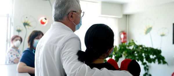 Избитую в Гюмри 13-летнюю Назели Хачатрян выписывают из больницы (1 июня 2020). Еревaн Избитую в Гюмри 13-летнюю Назели Хачатрян выписывают из больницы (1 июня 2020). Еревaн - Sputnik Արմենիա