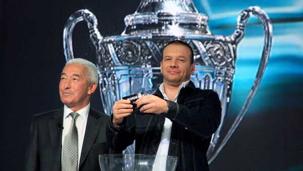 Французский актер Самюэль Ле Бихан (справа) и член комиссии по Кубку Франции Жан Джоркаефф во время жеребьевки четвертьфинала Кубка Франции (23 марта 2008). Париж - Sputnik Армения