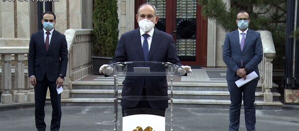 Стоп-кадр прямого эфира брифинга с участием премьер-министра Никола Пашиняна, вице-премьера Тиграна Авиняна и министра здравоохранения Арсена Торосяна (1 июня 2020). Еревaн - Sputnik Армения