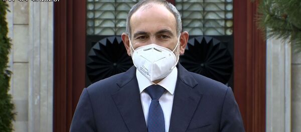 Стоп-кадр прямого эфира брифинга с участием премьер-министра Никола Пашиняна, вице-премьера Тиграна Авиняна и министра здравоохранения Арсена Торосяна (1 июня 2020). Еревaн - Sputnik Արմենիա