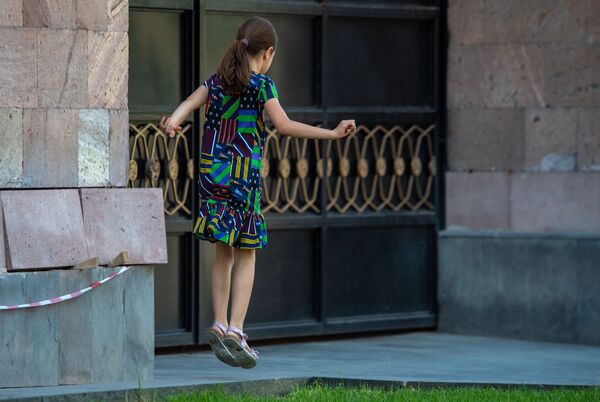 Прыгающая девочка на площади Республики - Sputnik Армения