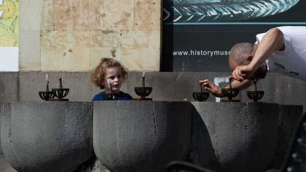 Удивленный ребенок у питьевого фонтанчика - Sputnik Армения