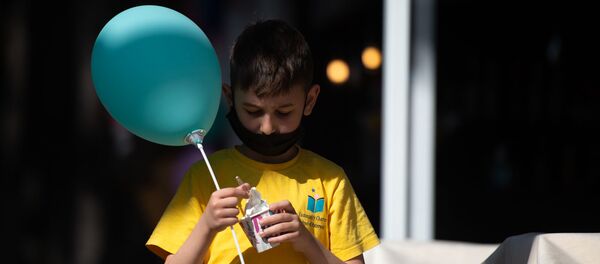Мальчик с мороженным Мальчик с мороженным - Sputnik Армения