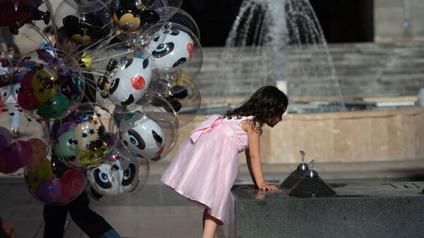 Девочка у питьевого фонтанчика на Северном проспекте - Sputnik Армения