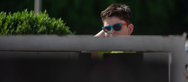 Мальчик на площади Республики Мальчик на площади Республики - Sputnik Армения