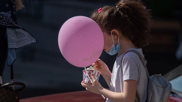 Девочка с мороженным - Sputnik Армения