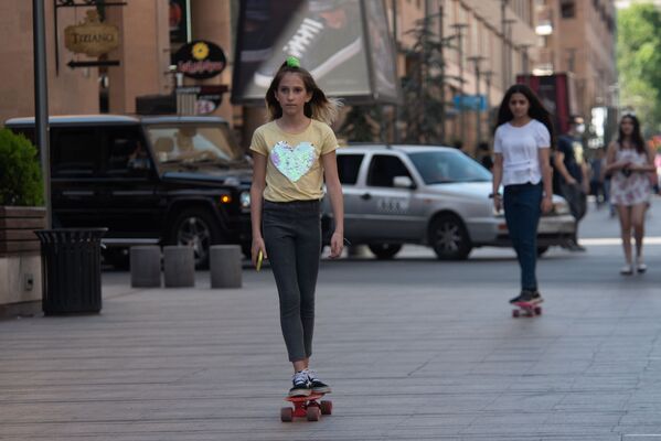 Социальная дистанция девочек-скейтбордисток - Sputnik Армения