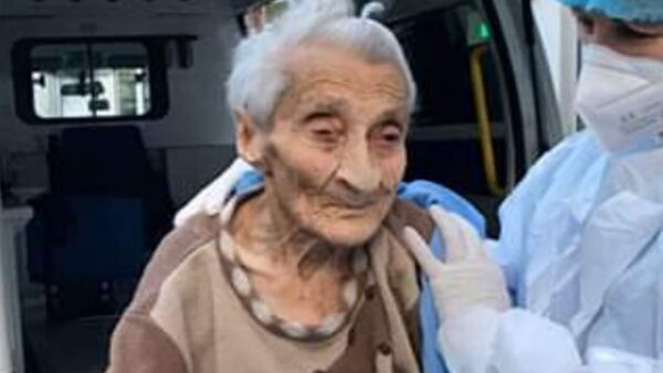 101-летняя бабушка выписалась из больницы Сурб Григор Лусаворич (2 июня 2020). Еревaн - Sputnik Արմենիա
