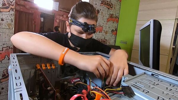 В Калининградской области школьник собирает компьютеры и отдаёт их нуждающимся - Sputnik Армения