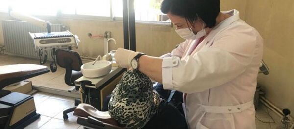 Врач армянской гуманитарной миссии в Сирии лечит больного - Sputnik Արմենիա