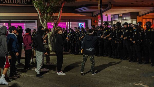 Демонстранты враждуют с полицией (31 мая 2020). Сан-Диего, Калифорния - Sputnik Армения