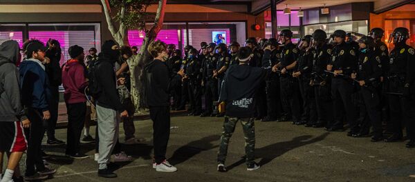 Демонстранты враждуют с полицией (31 мая 2020). Сан-Диего, Калифорния Демонстранты враждуют с полицией (31 мая 2020). Сан-Диего, Калифорния - Sputnik Армения