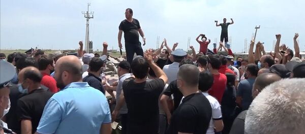 «Մեյմանդարի» շուկայում մեքենա շրջած անձինք բերման են ենթարկվել ոստիկանություն․ կան ձերբակալվածներ - Sputnik Արմենիա