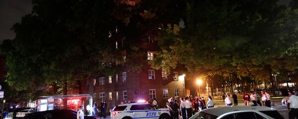 Сотрудники нью-йоркской полиции у жилого комплекса в Бруклине (2 июня 2020). Нью-Йорк - Sputnik Армения