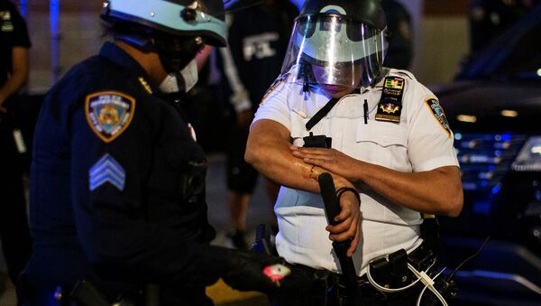 Офицер полиции Нью-Йорка осматривает травму, полученную в ходе демонстрации против смерти Джорджа Флойда в (31 мая 2020). Бруклин - Sputnik Армения