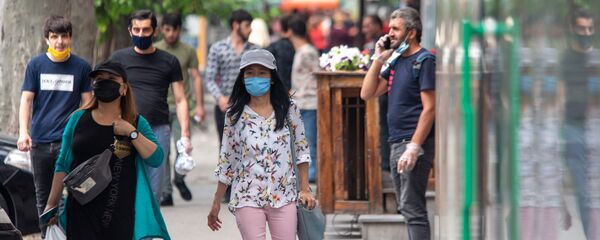 Люди на проспекте Тиграна Меца Люди на проспекте Тиграна Меца - Sputnik Արմենիա