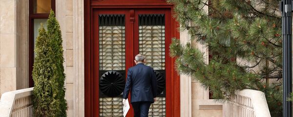  Премьер-министр Никол Пашинян покидает на онлайн брифинг по коронавирусу (2 июня 2020). Еревaн - Sputnik Արմենիա