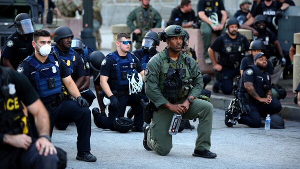 Офицеры стоят на коленях с протестующими во время акции протеста против гибели в Миннеаполисе от рук полиции афроамериканца Джорджа Флойда, Атланта, штат Джорджия - Sputnik Армения