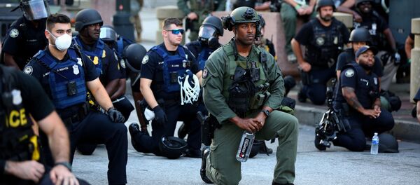 Офицеры стоят на коленях с протестующими во время акции протеста против гибели в Миннеаполисе от рук полиции афроамериканца Джорджа Флойда, Атланта, штат Джорджия - Sputnik Армения
