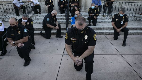 Полицейские стоят на коленях во время митинга в Корал-Гейблс, штат Флорида, в связи со смертью Джорджа Флойда - Sputnik Արմենիա