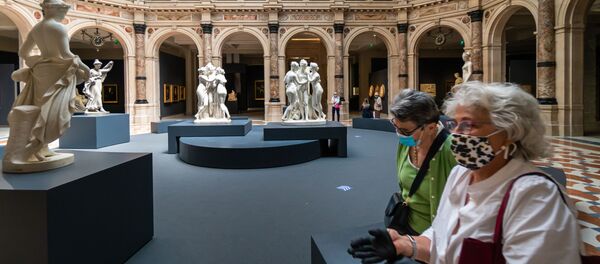 Посетители знакомятся с экспозицией на выставке Галереи Италии в Милане - Sputnik Армения