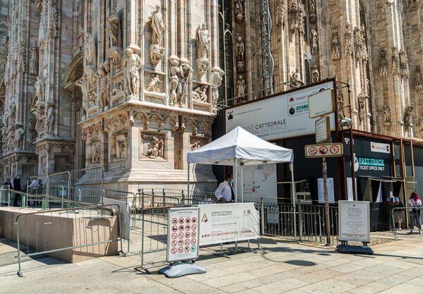 Билетные кассы и вход на выставку на территории Миланского собора в Милане - Sputnik Армения