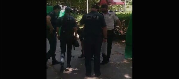 Полиция задерживает человека без маски - Sputnik Արմենիա