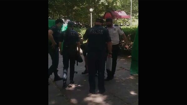 Полиция задерживает человека без маски - Sputnik Արմենիա