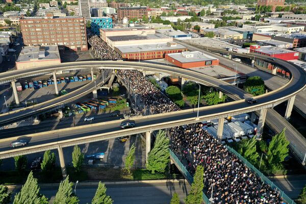 Протестующие идут по мосту Моррисона во время митинга в связи с гибелью Джорджа Флойда в Портленде, штат Орегон, США - Sputnik Армения