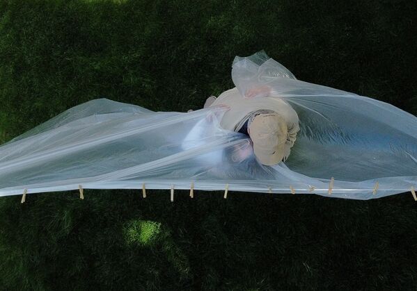 Мишель Грант обнимает своего отца через пластиковую ткань, подвешенную на веревке для белья, Нью-Йорк - Sputnik Армения