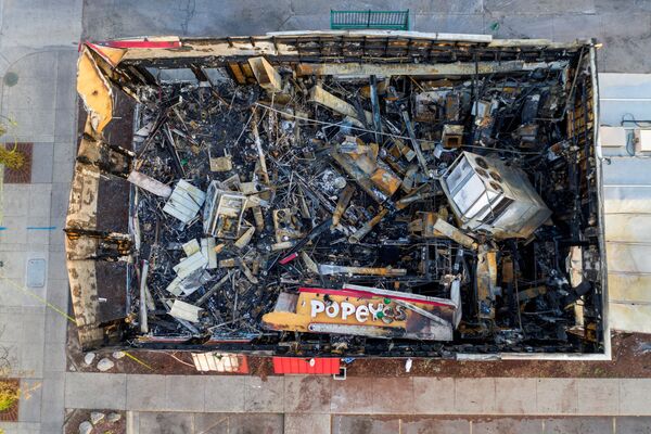 Здание, сгоревшее во время демонстраций, которые произошли в результате гибели Джорджа Флойда в Миннеаполисе, США - Sputnik Армения