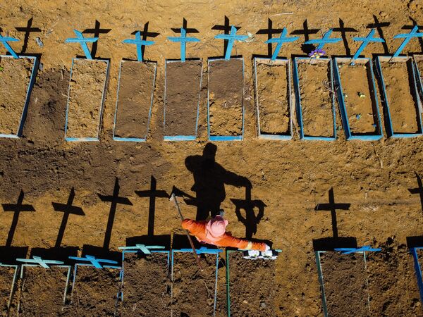 Могильщик на кладбище Nossa Senhora Aparecida, где хоронят жертв COVID-19, в окрестностях города Тарума в Манаусе, Бразилия - Sputnik Армения