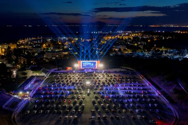 Вид с воздуха на фестиваль для посещения на автомобилях на юге Афин, Греция - Sputnik Армения