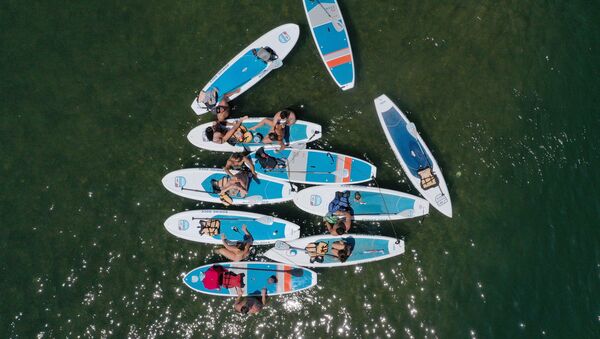 Молодые люди на каяках на озере Леди Берд в Остине, Техас - Sputnik Արմենիա