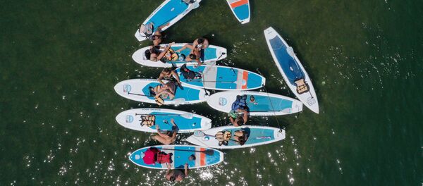 Молодые люди на каяках на озере Леди Берд в Остине, Техас - Sputnik Արմենիա