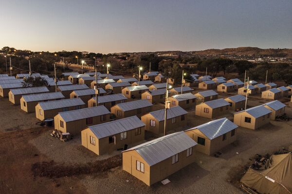 Временные жилища для людей из соседнего палаточного лагеря в пригороде Йоханнесбурга, ЮАР - Sputnik Армения