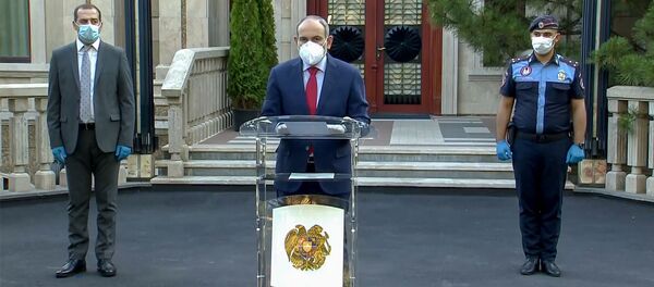 Кадр из брифинга с участием премьер-министра Никола Пашиняна, Мгера Давидянца и Вагинака Минасяна (6 июня 2020). Еревaн - Sputnik Армения