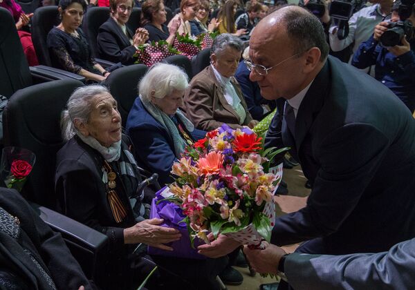 Приуроченное к 8 марта мероприятие в Министерстве обороны РА, где присутствовали матери военнослужащих и женщины-военные Приуроченное к 8 марта мероприятие в Министерстве обороны РА, где присутствовали матери военнослужащих и женщины-военные - Sputnik Արմենիա