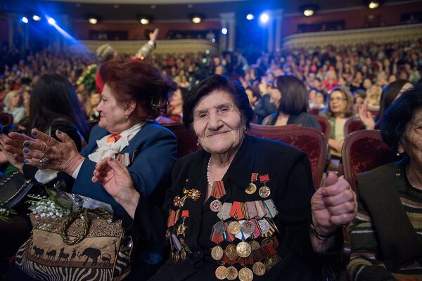 А он стрелял и улыбался: Розалия Абгарян знает, за что не ругали на той войне - Sputnik Армения