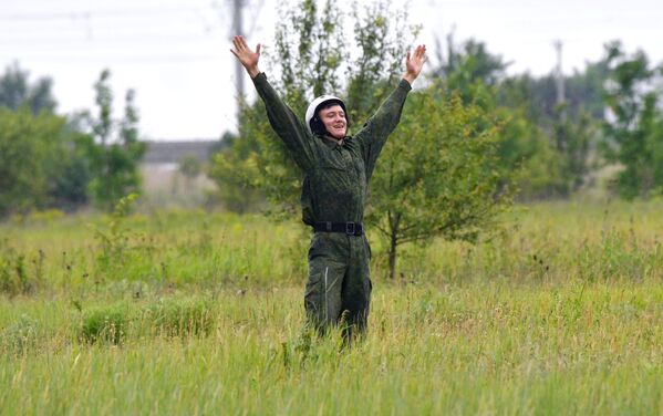 Призывники в ВДВ совершили первый прыжок с парашютом в Краснодарском крае - Sputnik Армения