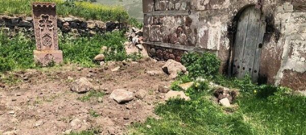 Поврежденный тяжелой техникой армянский храм и могилы в Самцхе-Джавахети в Грузии Поврежденный тяжелой техникой армянский храм и могилы в Самцхе-Джавахети в Грузии - Sputnik Армения