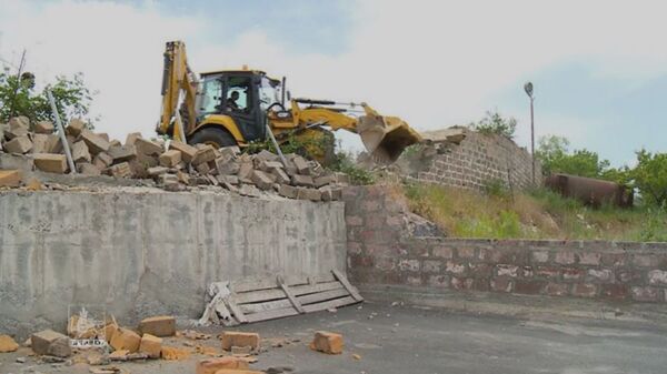 Мэрия Еревана снесла незаконные постройки экс-главы СПИСА в Ботаническом саду Мэрия Еревана снесла незаконные постройки экс-главы СПИСА в Ботаническом саду - Sputnik Армения